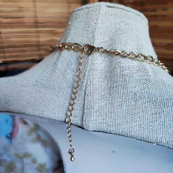 Cascading Gold Tone Pitted Faux Pearls & Faceted Glass Beaded Necklace NWOT - Picture 3 of 9